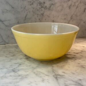 Pyrex CORNINGWARE 2.5 Quart Vintage Yellow Mixing Bowl